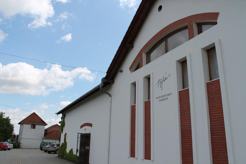 Hotel Tiffán's Pincészet és Panzió Villány Esterno foto
