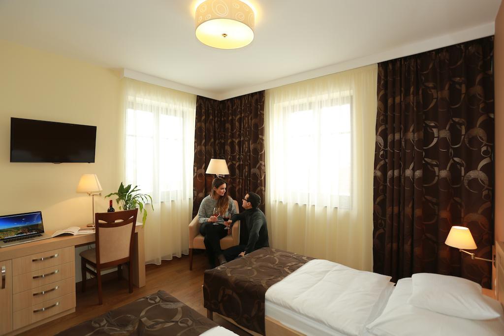 Hotel Tiffán's Pincészet és Panzió Villány Camera foto