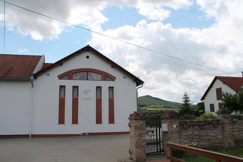 Hotel Tiffán's Pincészet és Panzió Villány Esterno foto
