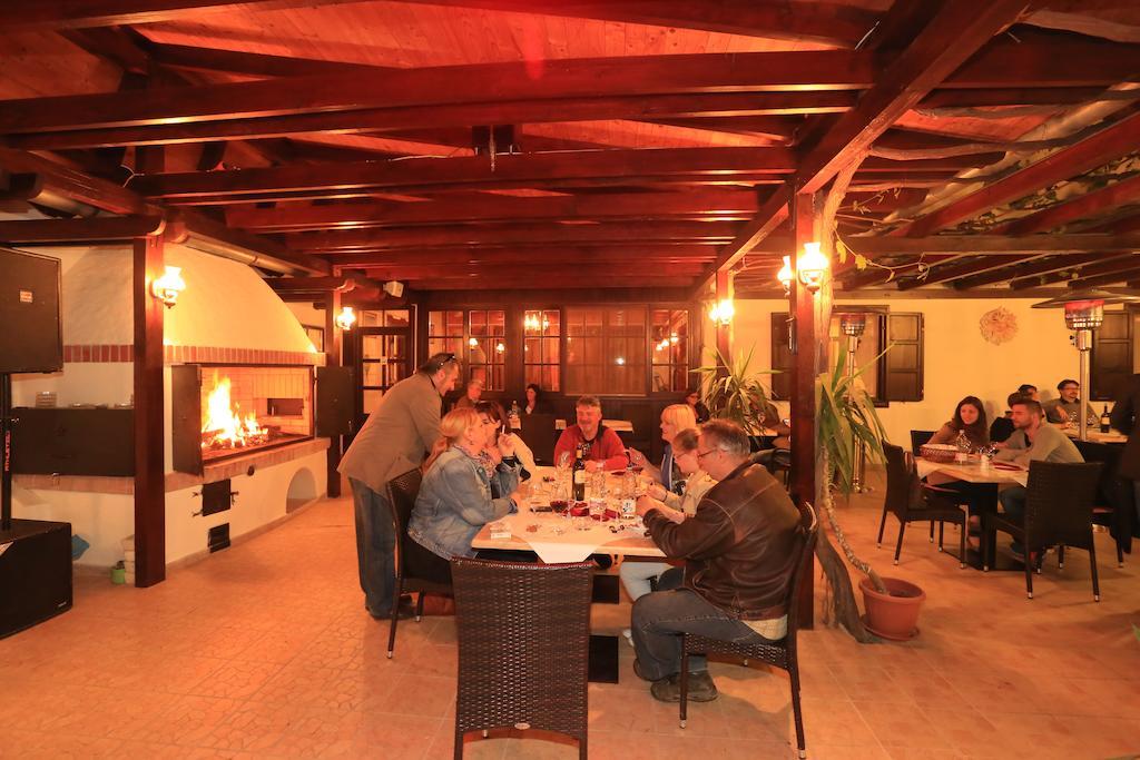 Hotel Tiffán's Pincészet és Panzió Villány Esterno foto