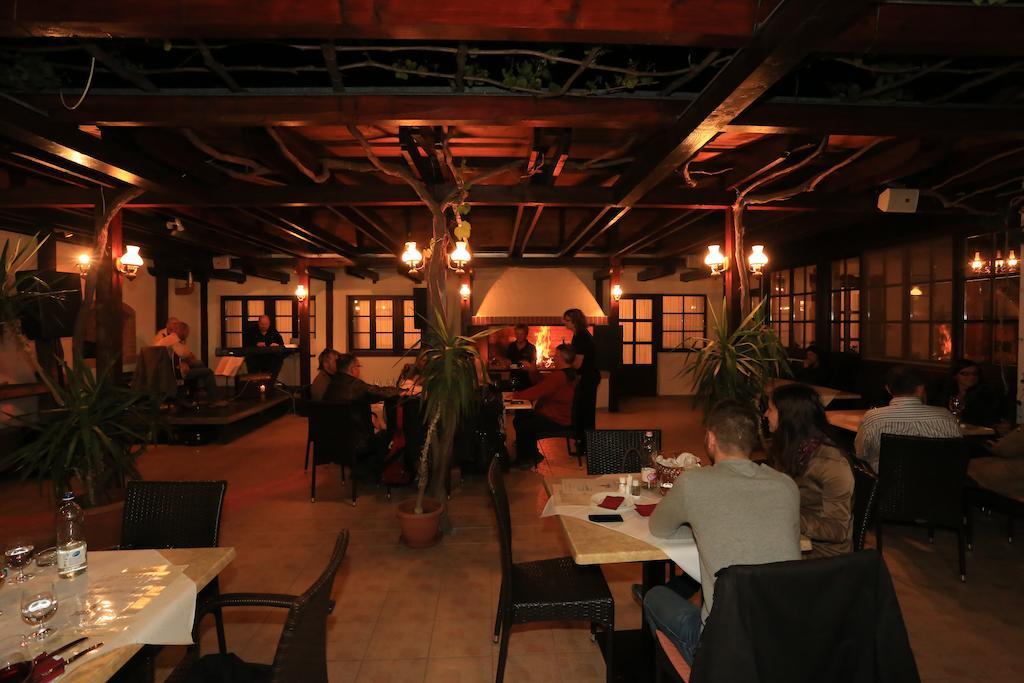 Hotel Tiffán's Pincészet és Panzió Villány Esterno foto