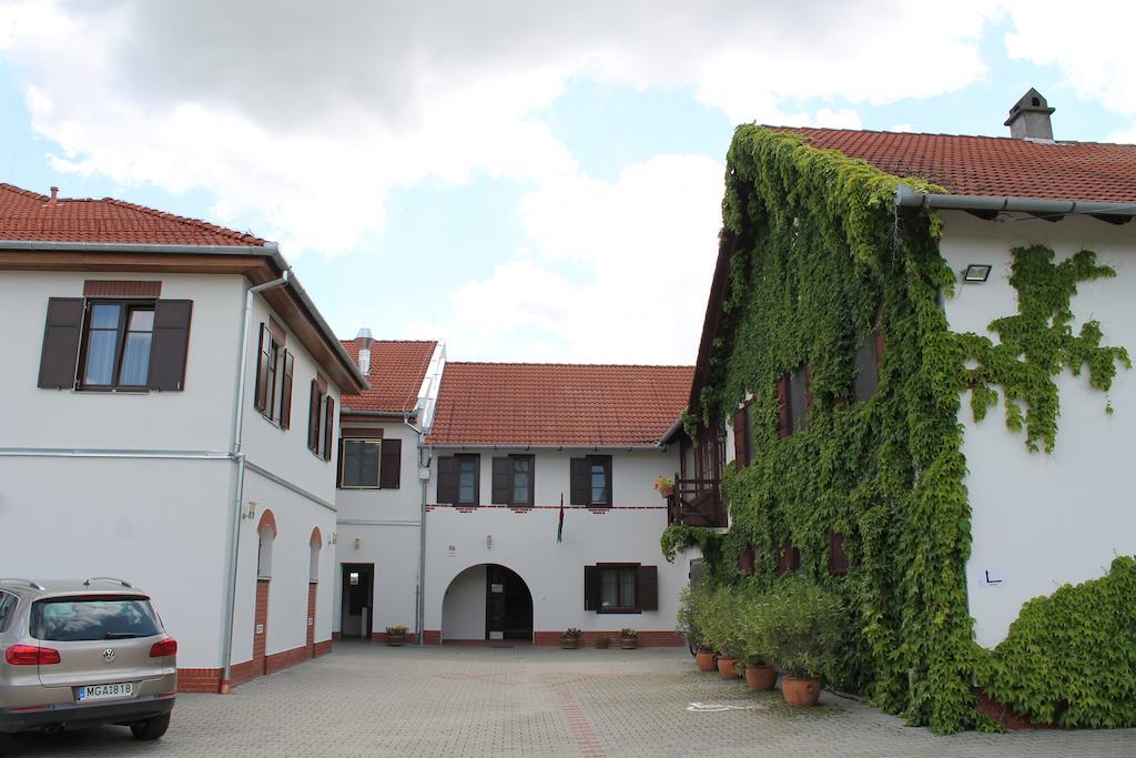Hotel Tiffán's Pincészet és Panzió Villány Esterno foto